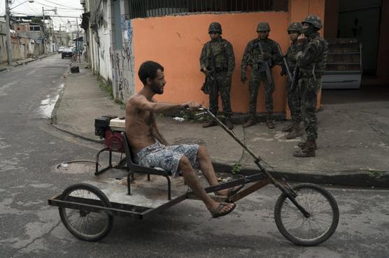 Militares ven pasar un triciclo en una favela de Rio