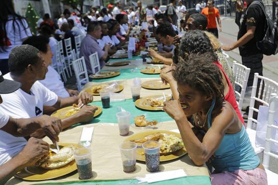 Miles de desamparados cenaron el sabado