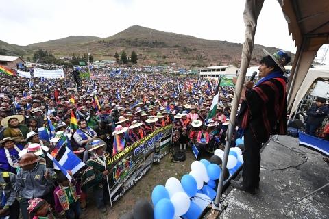 Evo Morales ante una multitud de campesinos