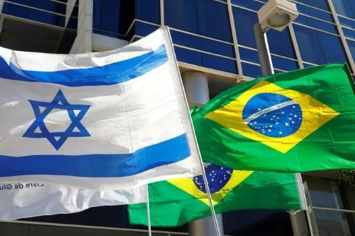 Banderas de Israel y Brasil ondean en el edificio sede de la embajada brasileña en Tel Aviv,