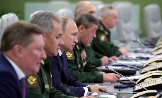 Putin acompañado por militares, ayer en Moscú