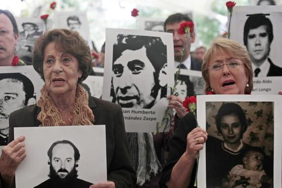 Michelle Bachelet, derecha, está junto a su madre, Ángela Jeria, durante una manifestación