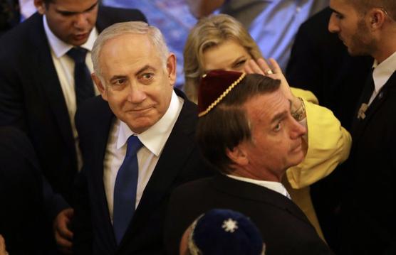 Netanyahu y Bolsonaro salen después de visitar la sinagoga Kehilat Yaacov en Río de Janeiro