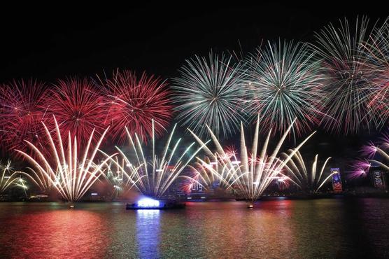 Fuegos artificales sobre Victoria Harbor durante la celebración del Año Nuevo en Hong Kong, anoche