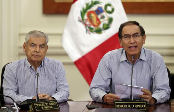 Martín Vizcarra, a la derecha, habla al lado del primer ministro César Villanueva en el palacio de gobierno en Lima, Perú,