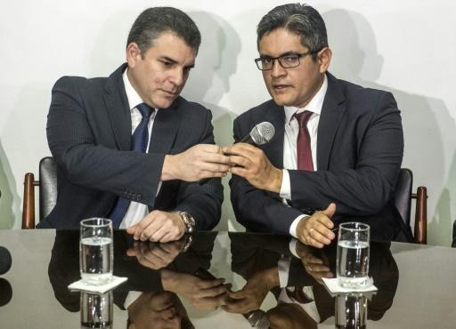 Los fiscales peruanos José Domingo Pérez (D) y Rafael Vela ofrecen una conferencia de prensa ayer