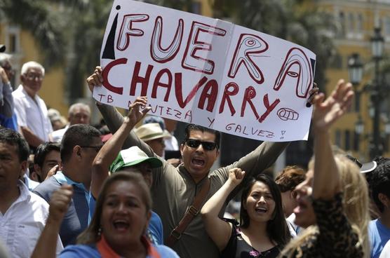Un manifestante sostiene un cartel contra el fiscal general Pedro Chavarry en Lima, ayer