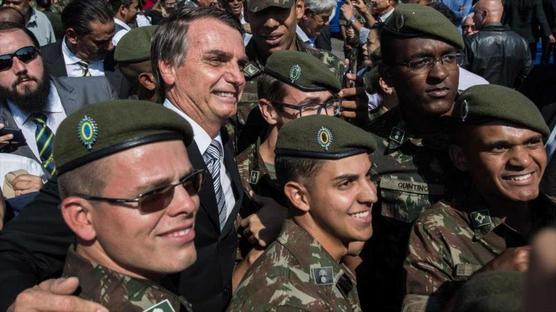 Bolsonaro con militares hace una semana