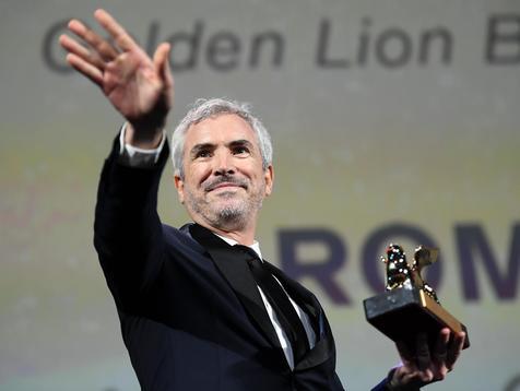 Alfonso Cuarón con el León de Oro de Venecia 2018 