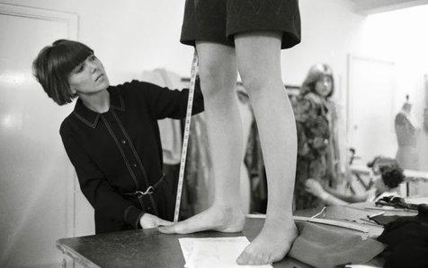 Mary Quant en los años sesenta (foto: Ansa)