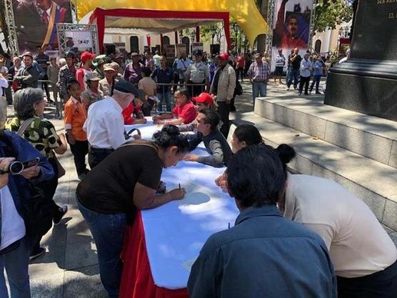 Firman en la Plaza Bolivar de Caracas