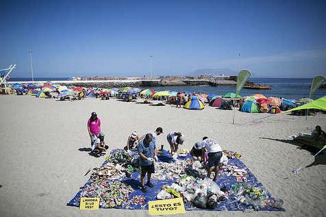 Greenpeace Chile retira miles de objetos de plástico de playa en Antofagasta (foto: Gentileza de Greenpeace Chile)