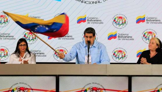 Maduro en la Asamblea de los Pueblos enarbola la bandera venezolana