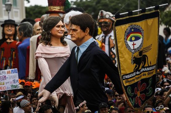 Muñecos de Bolsonaro y su mujer provocaron la risa del carnaval 
