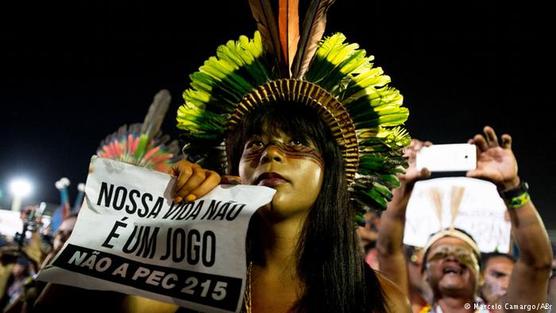 "Nuestra vida no es un juego", dicen indígenas brasileños que protestan contra reforma de la Constitución