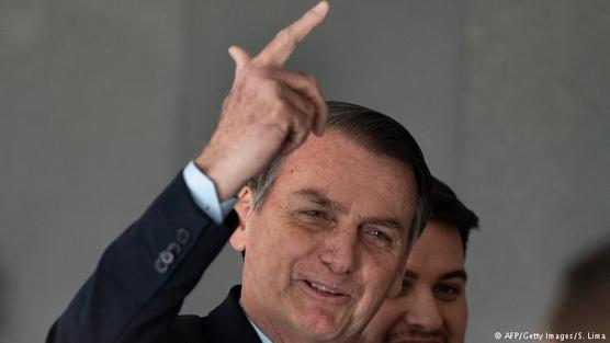Una pose de Bolsonaro con los dedos en forma de revólver que se ha convertido en su marca registrada.