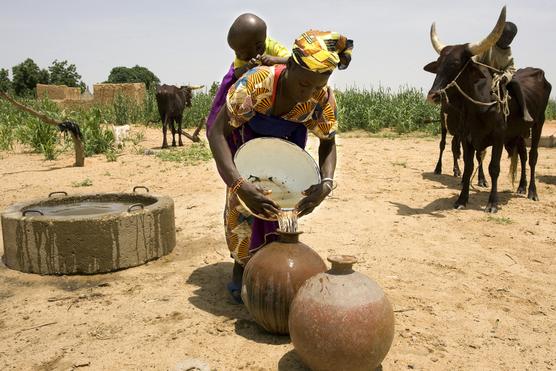 Una madre junta agua en Senegal