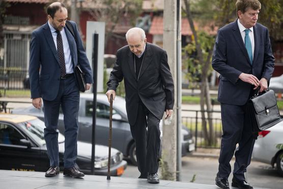 Errázuriz, ex asesor papal, llega a la oficina del fiscal para ser interrogado en Santiago, Chile