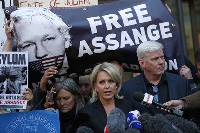 La editora de WikiLeaks Kristinn Hrafnsson (centro) habla con la prensa frente a un tribunal de Londres