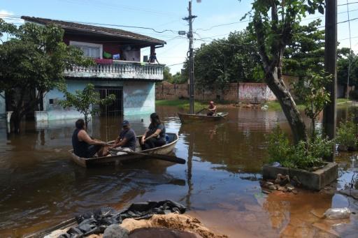 La gente usa botes para moverse alrededor de un área inundada de Asunción