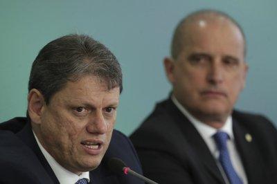 El ministro de infraestructura de Brasil Tarcisio Gomes de Freitas habla en conferencia de prensa