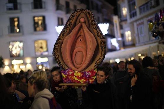 Figura de una vagina durante una protesta en Malaga
