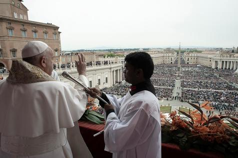 Papa Francisco da la bendición "Orbi et Orbi" a una multitud (foto: EPA)