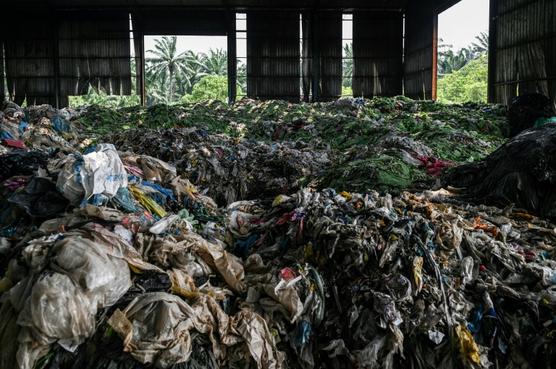 Residuos plásticos en una planta abandonada en Jenjarom,Malasia