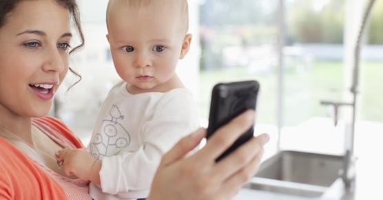 Una madre no debe leer el celular ante su bebé