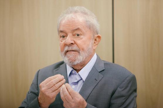 Lula atiende a dos periodicos