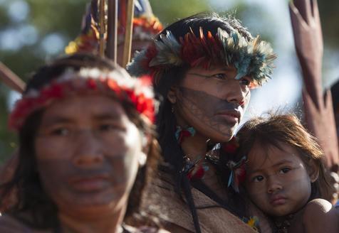 Indígenas protestas en Brasilia (foto: ANSA)