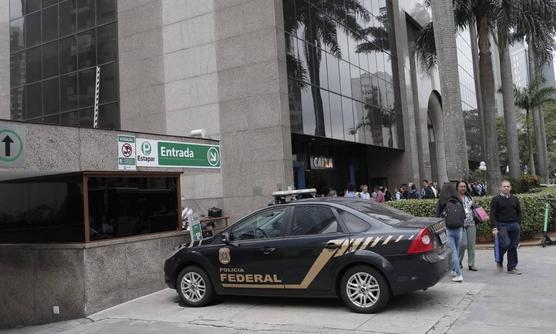 La policía retira a directivos del banco en la zona sur de Sao Paulo