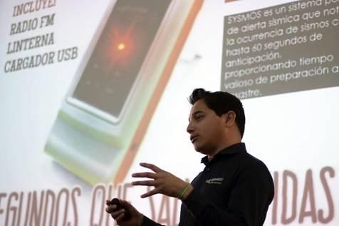 El ingeniero chileno Ariel Césped, en la presentación del dispositivo (foto: Ansa)