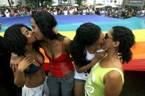 Besos durante un desfile gay en Río de Janeiro (foto: ANSA)