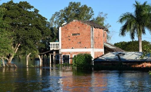 Residentes permanecen en su casa inundada por la crecida del río Paraguay