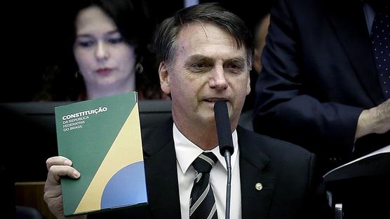 Bolsonaro enarbola la constitución brasileña