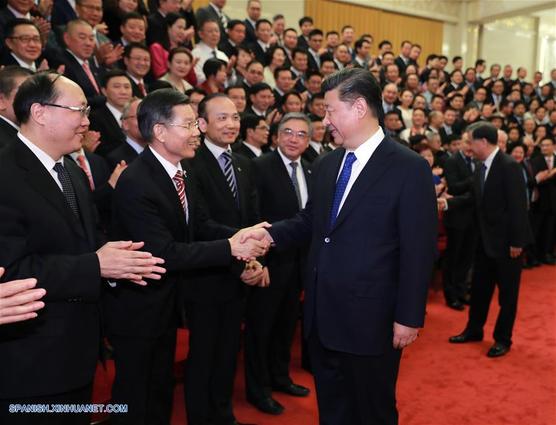 Xi Jinping, saludo a miembros de la comisión