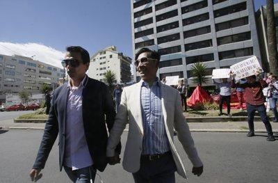 Javier Benalcázar, a la izquierda, y su pareja Efraín Soria llegan a la Corte Constitucional ecuatoriana