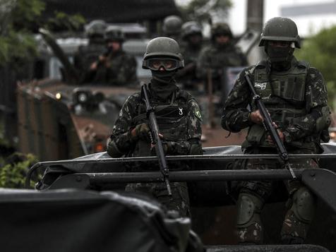 Soldados brasileños ingresan a una favela de Río de Janeiro (foto: ANSA)