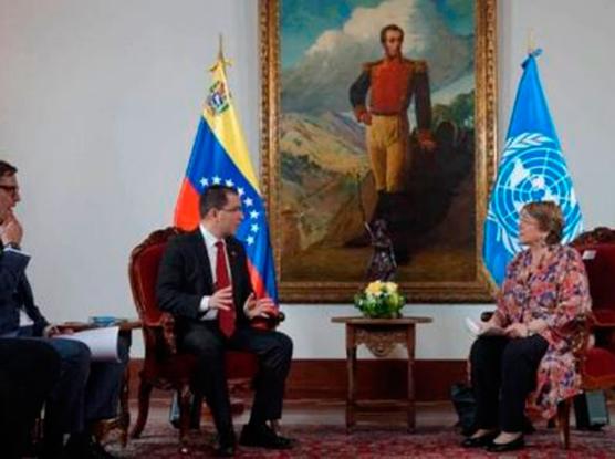 Arreaza brinda detalles del bloqueo yanki a Bachelet