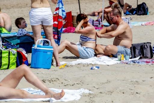 La gente toma sol en una playa de Noordwijk, Holanda, ayer domingo