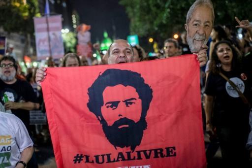 Simpatizante de Lula sostiene una bandera durante una protesta en Río de Janeiro