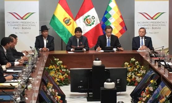 Los presidentes de Perú, Martín Vizcarra Cornejo, y del Estado Plurinacional de Bolivia, Evo Morales, ayer en Ilo