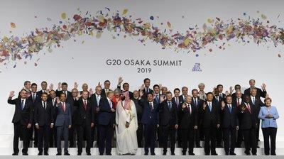 rump habla con el príncipe heredero saudí Mohammed bin Salman durante una foto grupal en la cumbre G20 en Osaka