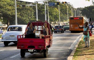 Sacrificado viaje en motocarro en La Habana