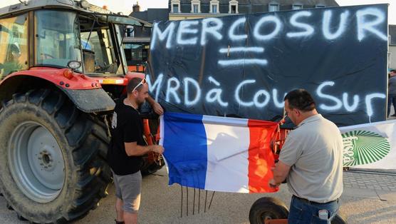 "Mercosur = Mierda Seguro", reza el cartel colocado por el princiapal sindicato agrícola francés durante una protesta en Le Mans