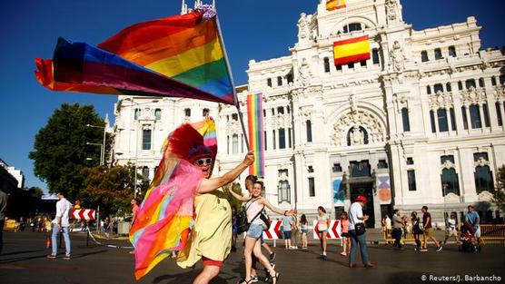 Masiva y vistosa movilización de los gays españoles