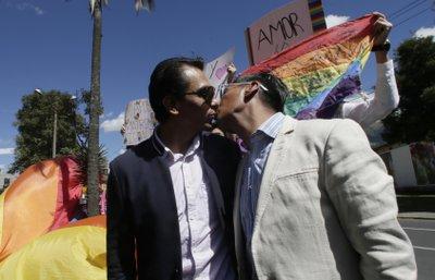 Javier Benalcazar, izquierda, y su pareja Efrain Soria se besan a su llegada a la Corte Constitucional 
