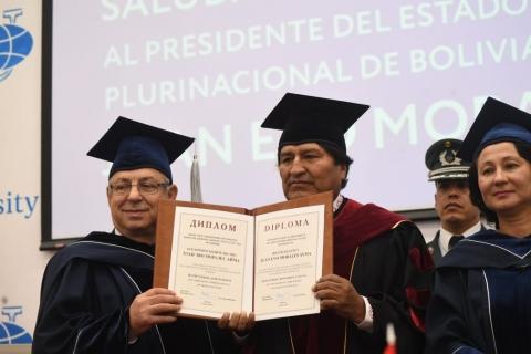 Evo Morales junto al rector de esa universidad Evgueniy Leonidovich Schelsniak 
