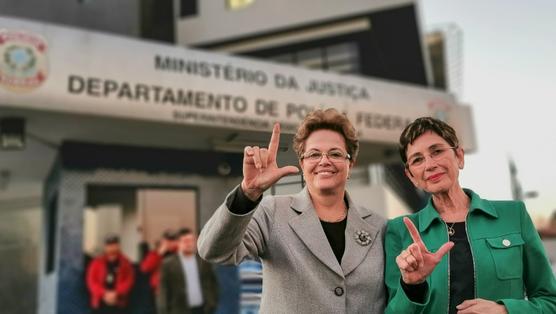 Rousseff y Pilar del Rio en la puerta de la prisión